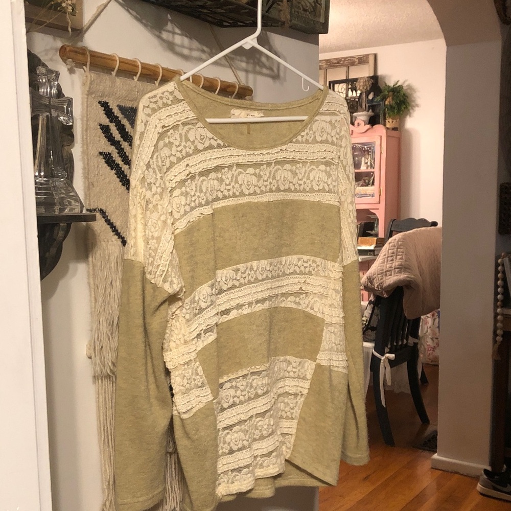 ⭐️CUTE SWEATER⭐️